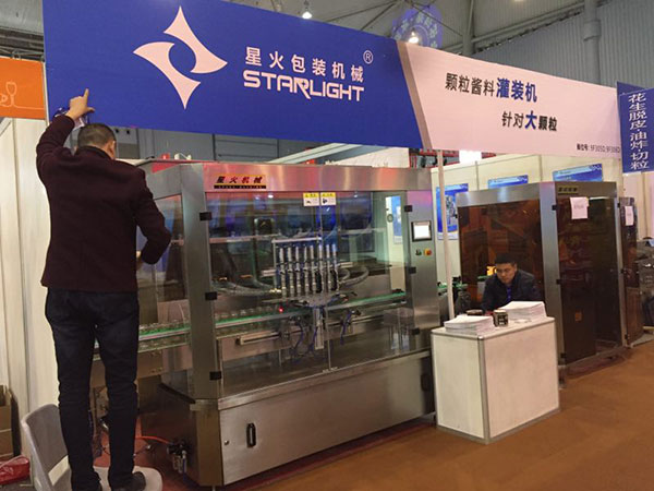 广州星格在成都糖酒会展示最新产品-酱料灌装机(图2)